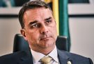 Por que Flávio Bolsonaro saiu do Brasil e foi para os Estados Unidos?